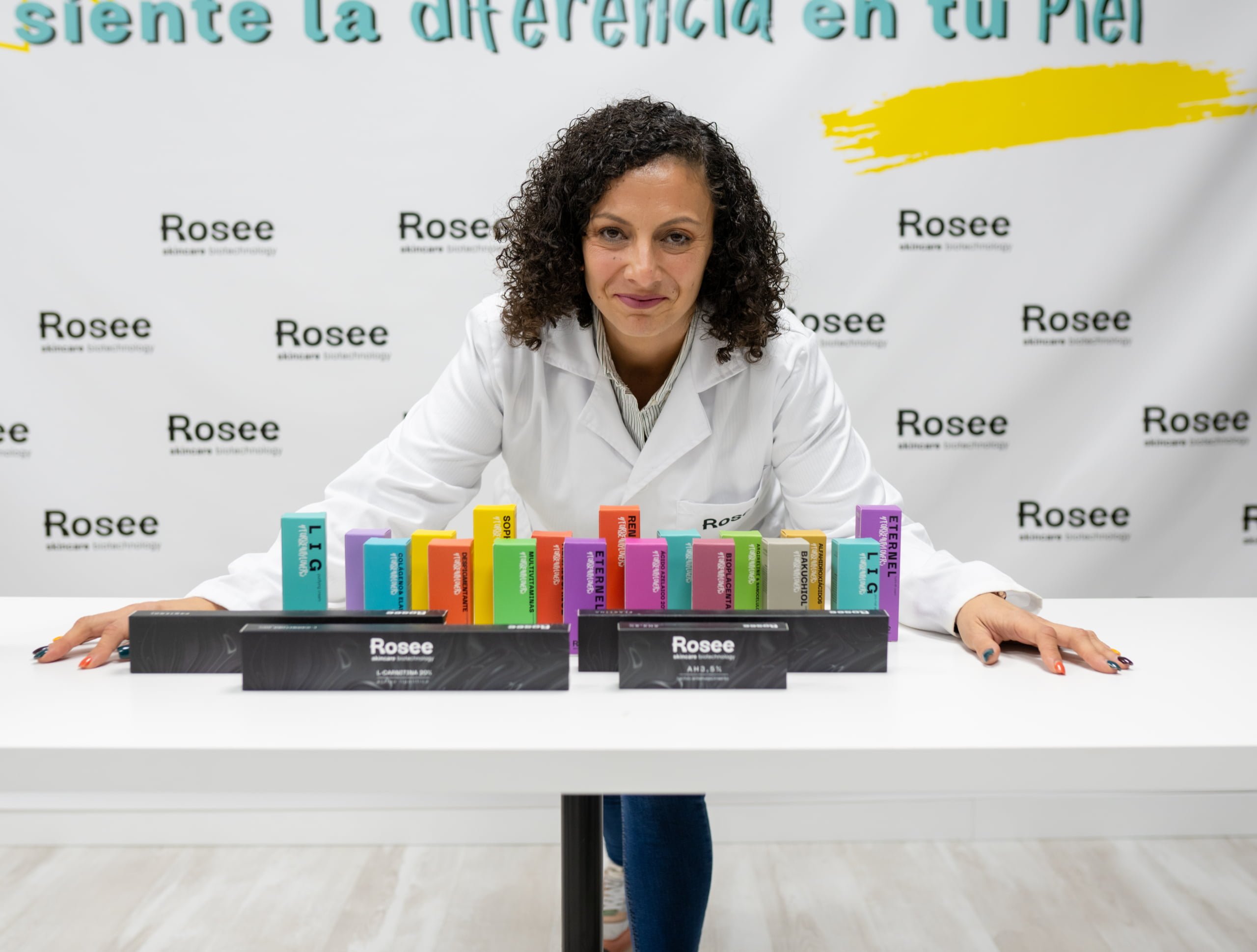 Rocío Garrido durante su entrevista con Granada Hoy, representando la esencia de Rosee.