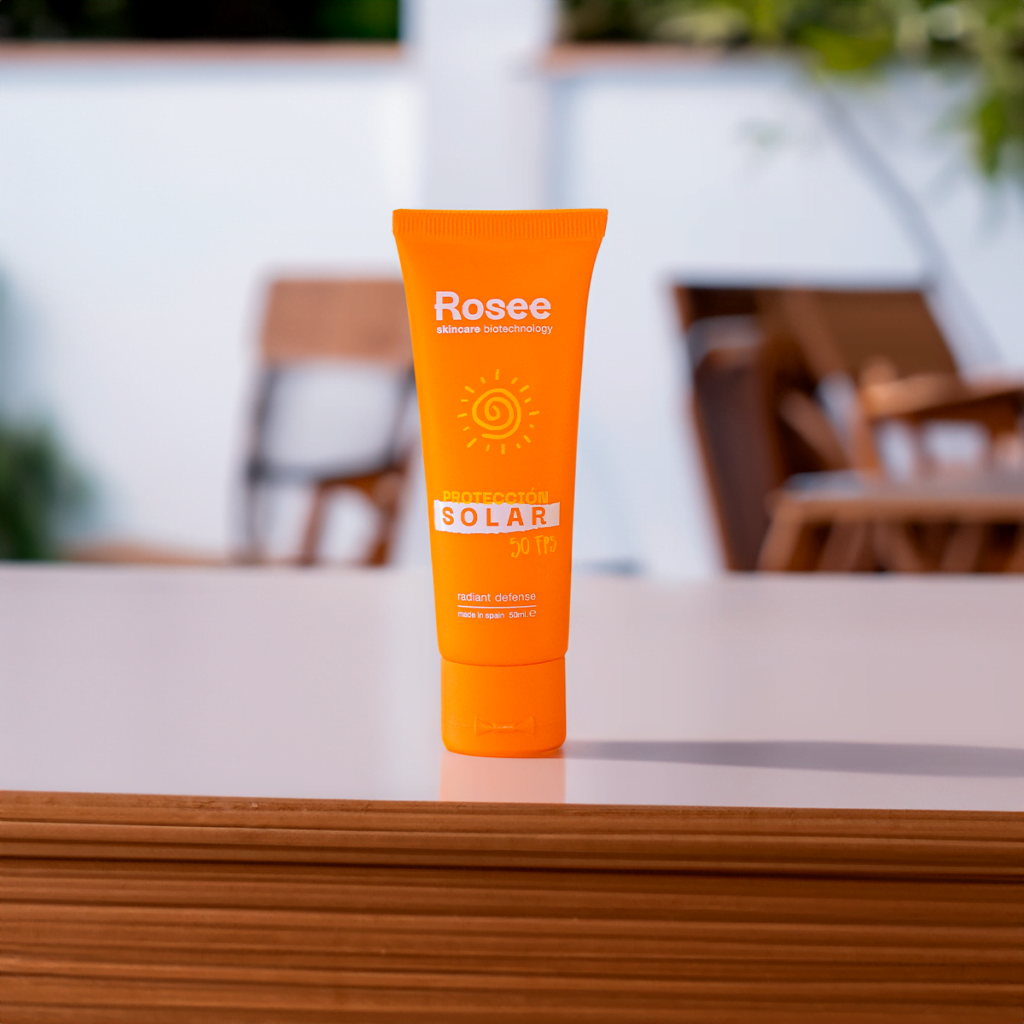 Crema solar Rosee y protector facial UV: tu combinación perfecta para una piel protegida y hermosa.